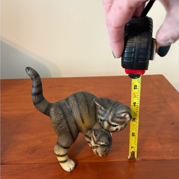 Vintage Lefton Cat Figurine – Mama Cat Carrying Kitten – Hand Painted – 5” Tall - Picture 9 of 9